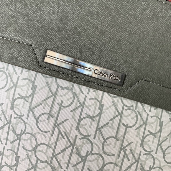 Calvin Klein Shoulder Bag - Picture 2 of 7